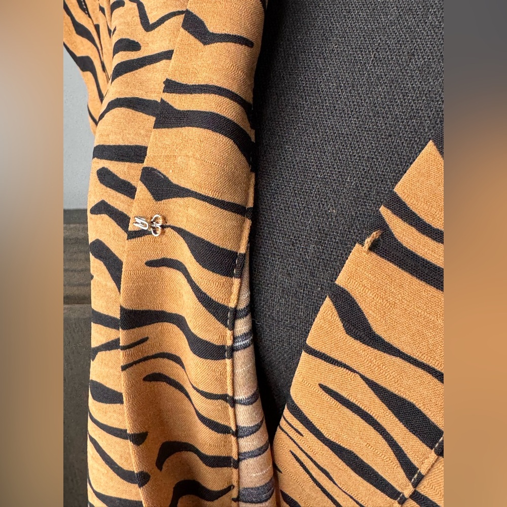 Nine West Dolman Surplice Tiger Print V-Neck Top small - Picture 7 of 9
